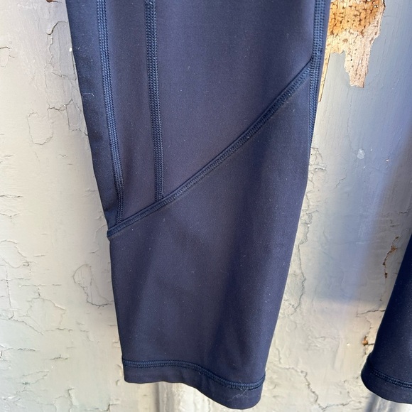 Lululemon navy all the right places crop, size 8 - Picture 8 of 11
